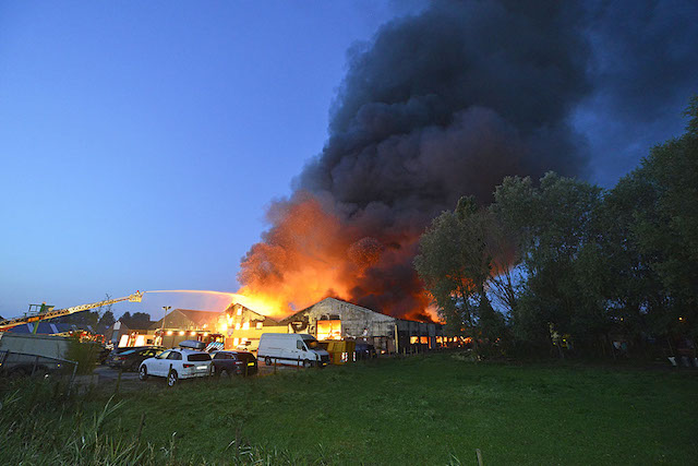 2017/172/20170828-06u14 GB 039 Zeer grote brand Raasdorperweg.jpg